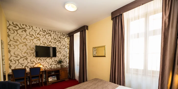 Vo vybavení izieb nechýba satelitná televízia, telefón, minibar, trezor a prístup na internet.