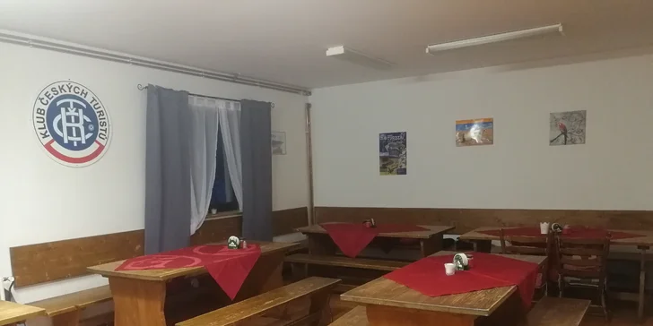 Ráno i večer si z bufetových stolů naberete, co hrdlo ráčí. 