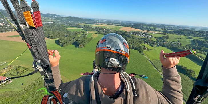 Naloďte se na motorový padák a užijte si 5, 15 nebo 30 minut letu.