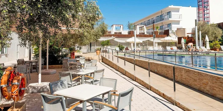 Čeká vás moderní zázemí, krásná pláž jen kousek od hotelu a velký bazén s balijskými lehátky. 
