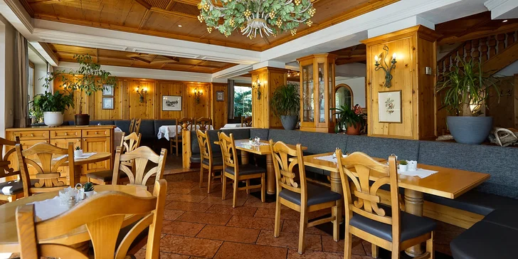 V hotelové restauraci si pochutnáte na snídaních, večeřích i odpolední kávě a koláčích.