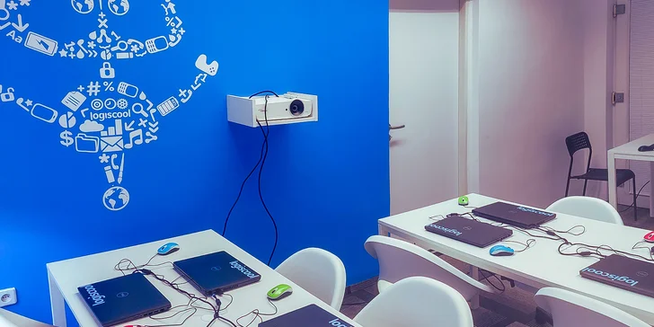 Víkendové workshopy s dotací 5 nebo 6 bloků po 90 minutách dětem představí svět AI, 3D designu nebo digitální ilustrace. 