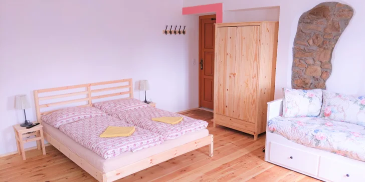 Každý pokoj má vlastní sociální zařízení, připojení k Wi-Fi i televizi. 