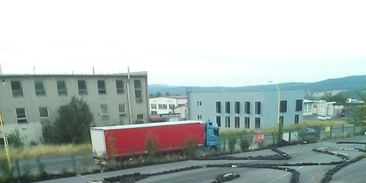 Dráha je dlouhá 300 metrů.