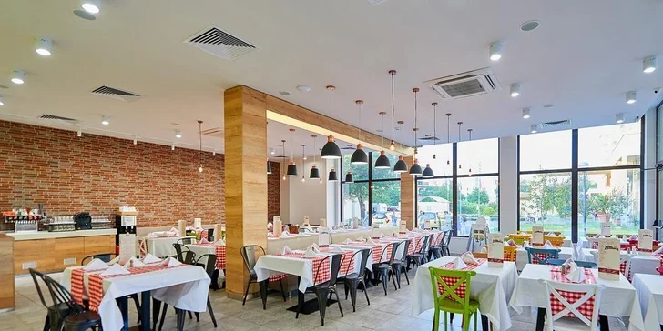 Centrální restaurace funguje jako plynulá přehlídka světové i lokální gastronomie.