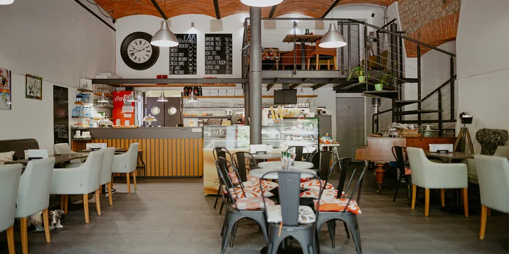 V Bobo Cafe vás obslouží i bez rezervace. Dorazit můžete sami či ve dvou. 