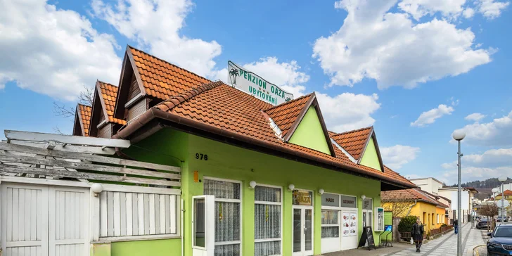 Penzion stojí hned u vlakového a autobusového nádraží, parkovat se dá asi 200 metrů odtud. 