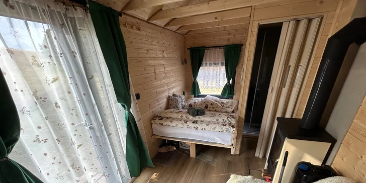  Najdete zde kuchyňku s malou lednicí, vařičem, nádobím, základními potravinami a drobnostmi k přípravě snídaní (džem, pečivo).