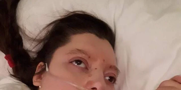 Renátka je neschopná udržať normálnu polohu. Je plienkovaná, ležiaca, kŕmená, neudrží hlavičku, nechytí nič do rúk, nerozpráva, nedokáže sama sedieť.