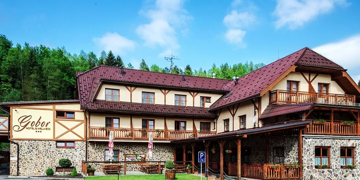 Hotel je situovaný v pokojnom prostredí oravskej prírody na okraji obce Vitanová, smerom k neďalekým termálnym kúpaliskám v Oraviciach.