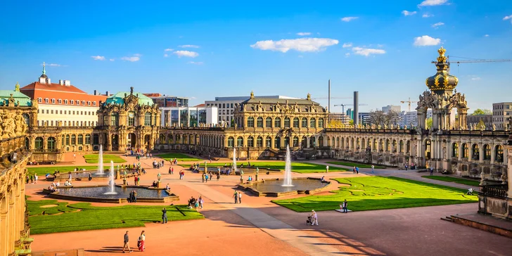 Uvidíte Královský zámek a katedrálu Frauenkirche, Rezidenční zámek. Kromě toho, nabízejí Drážďany také desítky galerií – světově známá galerie Zwinger - a muzeí.