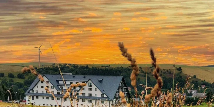 Hotel se nachází jen 400 metrů od českých hranic.