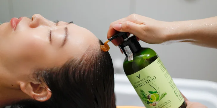 Nejprve vás čeká úvodní analýza vlasové pokožky a výběr vhodných produktů.