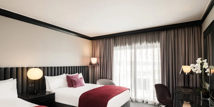 V pokoji najdete velkou manželskou postel king size (požádat můžete i oddělená lůžka typu queen), balkon a koupelnu se sprchou.