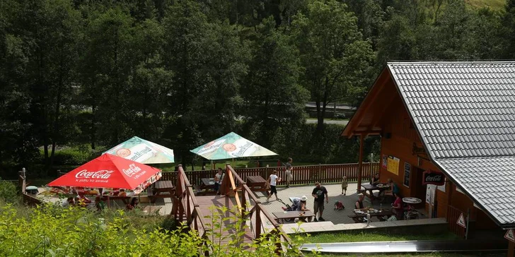 Kručí vám v břiše? Hlad utišíte v přilehlé restauraci. 