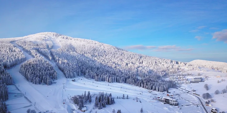 Pokud dorazíte ještě během zimy, neváhejte a vyzkoušejte místní skiareál.