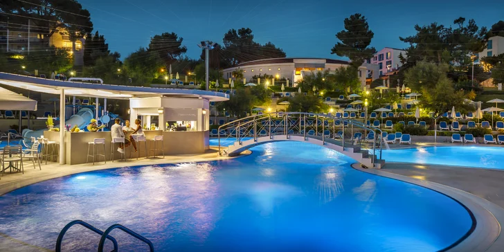 Hotel disponuje bazénmi s oddelenou časťou pre deti.