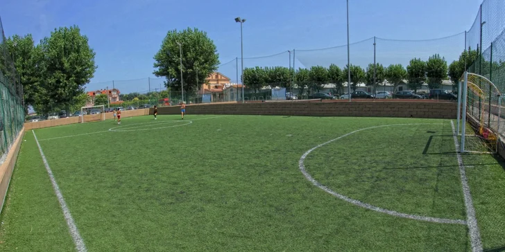  V kempu je tenisový kurt, fotbalové hřiště, hřiště na plážový volejbal, minigolf i relaxační zóna.