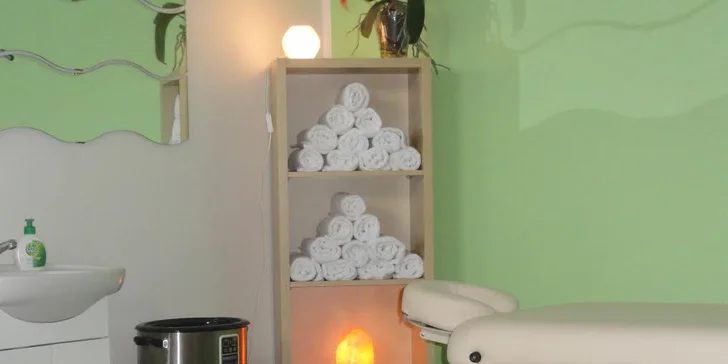Masáž ulevuje od bolesti ramenou i zad, uvolňuje svaly a klouby. 