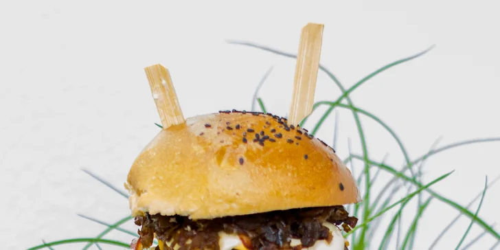 Zdejší obří burger vydá za čtyři. 