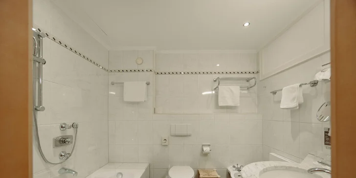 Nechýba kúpeľňa s vaňou.