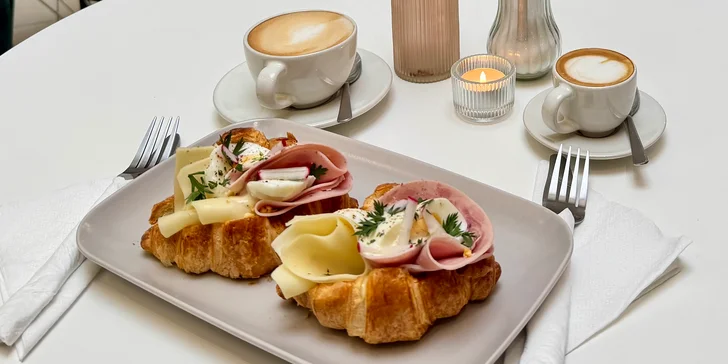 Croissant zapijete kávou nebo čajem dle výběru.