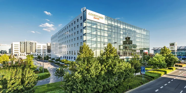 Ubytování v hotelu Marriott na letišti Václava Havla se snídaní či polopenzí a jízdenka na pražské MHD zdarma