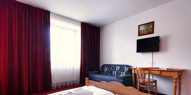 V pokoji nechybí televizor.