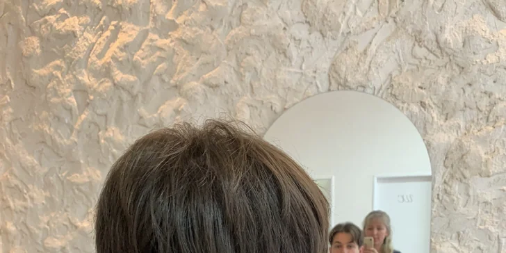 Pánsky strih kombinuje úpravu strojčekom aj nožnicami a trvá približne 30 minút.