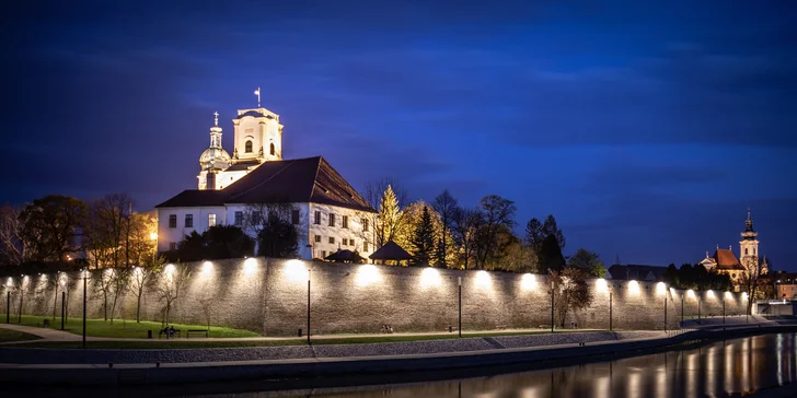 Nezapomeňte si vyrazit na romantickou večerní procházku.