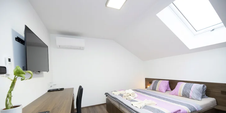 Pokoje jsou moderní a nechybí v nich veškeré potřebné vybavení včetně TV.