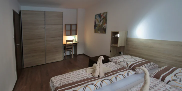 Súčasťou vybavenia je spálňa s manželskou posteľou (na fotke apartmán 4). 
