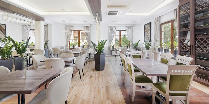V ceně pobytu máte stravu. Restaurace hotelu je vyhlášená a doporučuje ji i prestižní průvodce Gault & Millau.