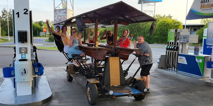 V partě až 17 osob budete 90 min. jezdit po Mladé Boleslavi na Golden Bike – „pivním kole“.