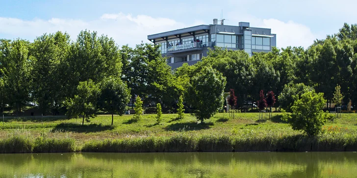 Necelé dvě hodiny jízdy od Brna, jen 20 minut od Bratislavy a přímo na břehu Dunaje stojí hotel Kormorán.