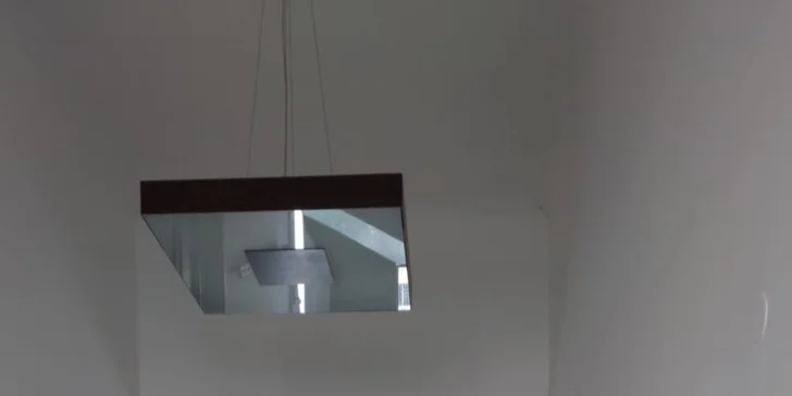 Projděte chodbou dozadu, bílé dveře, po schodech dolů a jste na místě. 