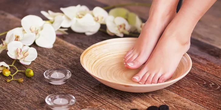 Důkladná mokrá SPA pedikúra včetně masáže nohou a lakování