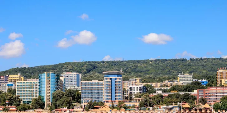 Písčitou pláž najdete jen 50 m od hotelu. 