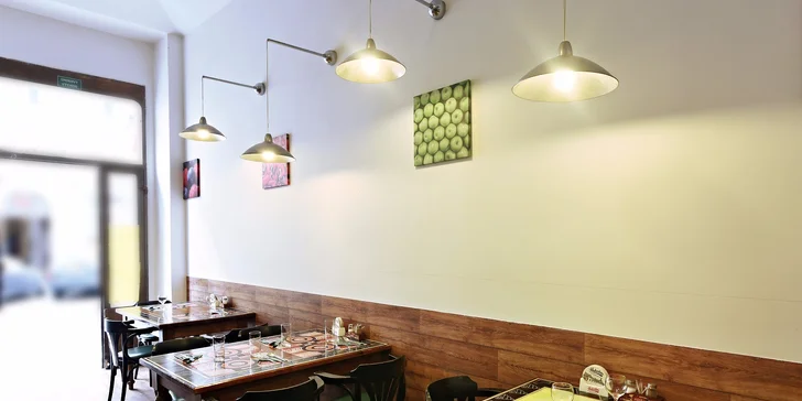 Bistro najdete přímo pod Petřínem, pár metrů od zastávky tramvaje.