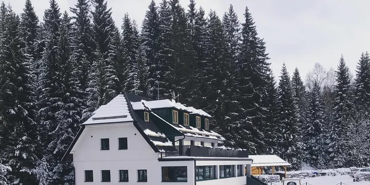 V zime otestujte neďaleké lyžiarske strediská Kašperské Hory, Churáňov alebo Kvildu.