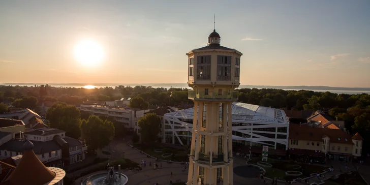 Toto mesto sa rozprestiera na južnom brehu Balatonu, vďaka čomu si užijete kúpanie aj chytanie bronzu na maximum. 