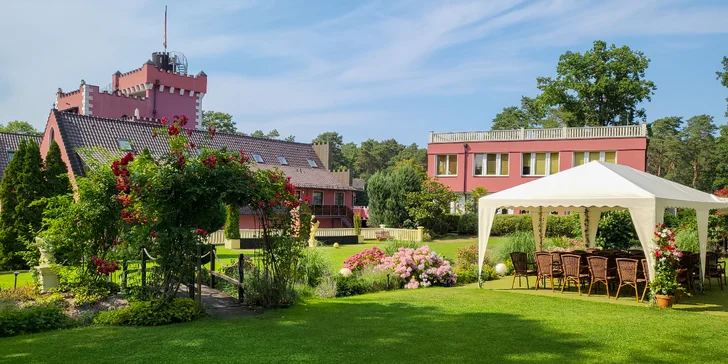K hotelu patří krásná zahrada. 