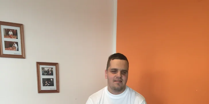 Postará se o něj zkušený nevidomý masér Karel.