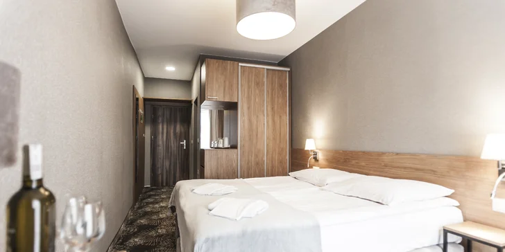 Hotel Alcest se nachází pár kroků od moře.