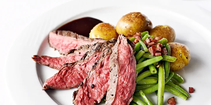 Lákavě vypadající filírovaný flank steak, pečené mini brambůrky a restované fazolky se slaninou určitě budou trefa do černého.