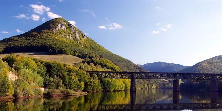 Do itinerára svojho pobytu si nezabudnite dopísať turistické prechádzky a kúpanie sa v priehrade!