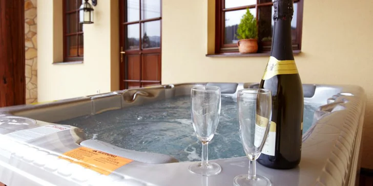 V rámci voucheru se můžete těšit na krásnou hodinu ve whirlpoolu na střeše penzionu na společné slunečné terase , Privátní whirpool je možné rezervovat pouze u pokoje Superior 
