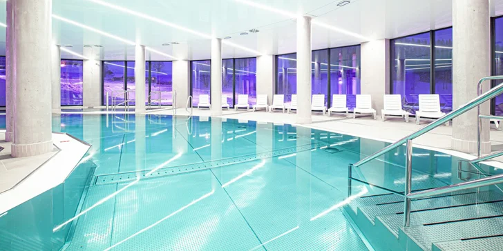 V ceně máte neomezené využití wellness s bazénem a vířivkou. Opět s výhledem na okolní krajinu.