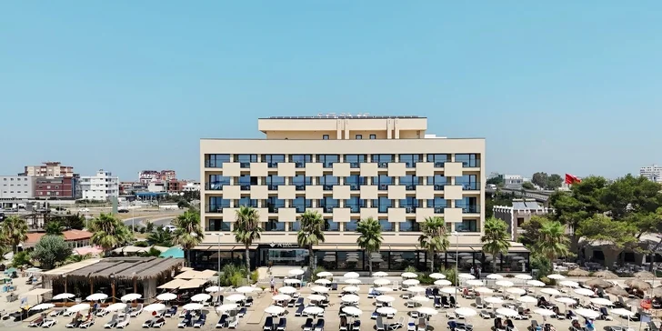 Hotel leží přímo u soukromé pláže.