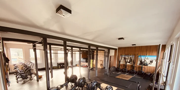 Využívat budete komplexní zázemí s volným vstupem do plně vybavené Crossfitové tělocvičny v přízemí hlavní budovy, případně prostoru s lezeckou stěnou a boulderem v simulačním centru. 